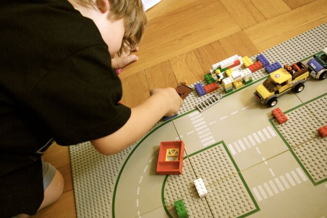 Johann spielt Lego