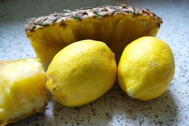 Zitronen und Ananas