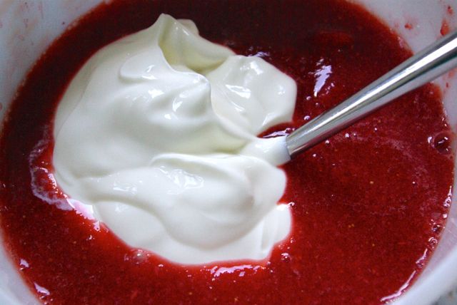 Joghurt mit Erdbeerpüree